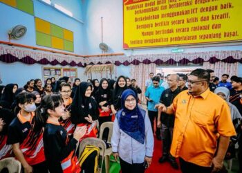 AB. Rauf Yusoh (kanan) beramah mesra bersama pelajar yang menyertai program MegaMix Fiesta@SGB; Karnival Korikulum, STEMspire@SGB dan Hari Koperasi Peringkat Negeri di SMK Ghafar Baba di Masjid Tanah, Melaka.
