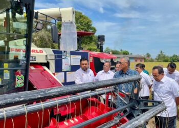 ISMAIL Salleh (tengah) melihat jentera menuai padi ketika Majlis Peluncuran Jentera Pusat Latihan Beras MADA di Kompleks Latihan MADA, Kota Sarang Semut, Alor Setar, Kedah.