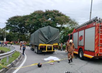 KEADAAN kemalangan yang mengorbankan pasangan suami isteri, Megat Yahya Megat Ahmad dan Khoriyah Kassim di bulatan Jitra berdekatan Hospital Jitra, Kedah hari ini.