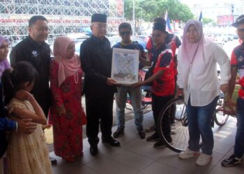 YANG di-Pertuan Negeri Melaka, Tun Mohd. Ali Mohd. Rustam menerima cenderamata peta laluan Kayuhan Beca Merdeka 2025 daripada Rosli Mad Zain (tiga dari kiri) di Banda Hilir, Melaka.–UTUSAN/AMRAN MULUP