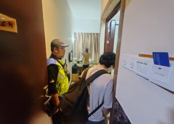 OPERASI dilakukan JAIM di sebuah hotel di Banda Hilir, Melaka.