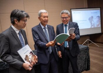 KUAN Ham Hon (tengah) bersama Kuan Mun Leong (kanan) dan Ketua Pegawai Perniagaan, Kuan Mun Keng ketika sidang media Mesyuarat Agung Tahunan Hartalega Holdings Berhad di Pusat Konvensyen Sime Darby. -UTUSAN/SADDAM YUSOFF