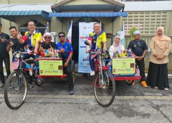 KHOO Poay Tiong (empat dari kanan) bersama ahli Persatuan Beca Persona Melaka pada Majlis Aspirasi dan Penghargaan Jelajah Beca Merdeka di Kampung Morten, Melaka. - UTUSAN/AMRAN ALI