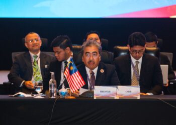 JOHARI Abdul Ghani (tengah) ketika menghadiri Mesyuarat Menteri-Menteri Alam Sekitar ASEAN (AMME) sempena Kepengerusian ASEAN di Langkawi, Kedah.