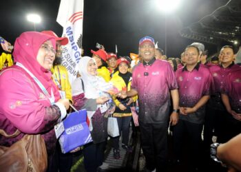 ZAMBRY Abd. Kadir beramah mesra dengan sebahagian atlet dari kontinjen yang mengambil bahagian sempena Majlis Perasmian Sukan Institusi Pendidikan Malaysia (SIPMA) 2025 di Stadium UTM, Skudai, Johor Bahru, Johor, semalam. - UTUSAN/RAJA JAAFAR ALI