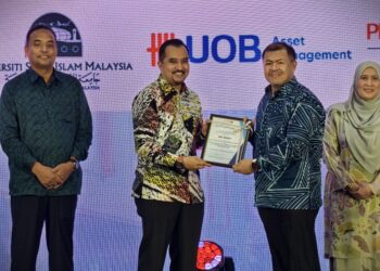 ASYRAF Wajdi Dusuki (dua dari kiri) menyampaikan sijil penghargaan kepada seorang peserta pada Majlis Peluncuran Halal Learning Provider di Kolej Profesional Mara Bandar Melaka, Melaka hari ini. - UTUSAN/ MUHAMMAD SHAHIZAM TAZALI