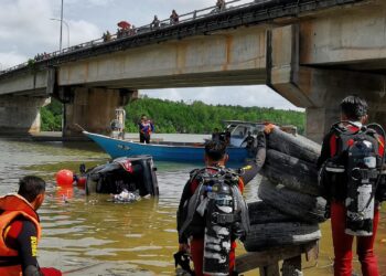 KENDERAAN dinaiki mangsa dinaikkan di lokasi kejadian di jambatan Tanjung Agas, Linggi, Port Dickson hari ini. - UTUSAN/MOHD. SHAHJEHAN MAAMIN.