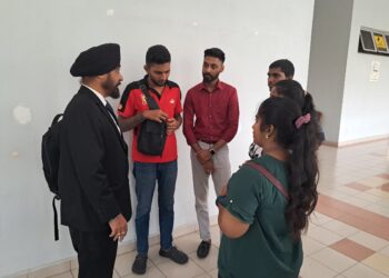 T. HARPAL Singh (kiri) peguam yang mewakili lima sekeluarga yang didakwa menculik seorang remaja perempuan berusia 16 tahun pada April lalu ketika ditemui di Mahkamah Sesyen Seremban hari ini. - UTUSAN/NOR SHAFAWATI YUP
