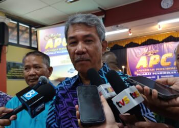 MOHAMAD Hasan ditemui pemberita selepas menyampaikan APC Pejabat Pendidikan Pendidikan Daerah Rembau hari ini. - UTUSAN/NOR AINNA HAMZAH