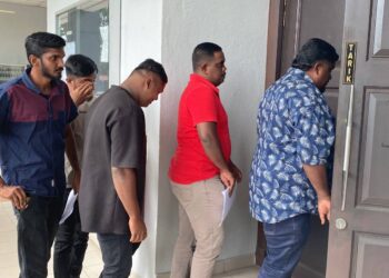 LIMA rakan sekerja didakwa di Mahkamah Sesyen Seremban hari ini atas pertuduhan memiliki barangan kawalan berjadual iaitu 20,250 liter minyak diesel secara runcit tanpa lesen sah, tahun lalu. - UTUSAN/NOR SHAFAWATI YUP