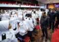 MOHAMED Khaled Nordin (dua dari kiri) beramah mesra dengan Pegawai Kadet Pasukan Latihan Pegawai Simpanan (Palapes) selepas Majlis Syarahan Eksekutif Menteri Pertahanan di Universiti Putra Malaysia (UPM), Serdang, semalam. – UTUSAN/MUHAMAD IQBAL ROSLI