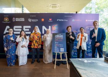 FUZIAH Salleh (empat dari kiri) bersama Presiden Dewan Perniagaan dan Perindustrian Antarabangsa Malaysia (MICCI) Christina Tee (tiga dari kanan) semasa Persidangan E-Dagang ASEAN 2025 di sini hari ini.