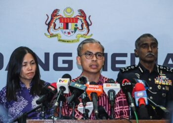FAHMI Fadzil pada sidang akhbar selepas mengadakan pertemuan bersama pengurusan tertinggi TikTok dengan PDRM, MCMC dan Jabatan Peguam Negara (AGC) di Bukit Aman, Kuala Lumpur semalam. - UTUSAN/SYAKIR RADIN