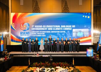 JOHARI Abdul Ghani (tujuh kiri) bersama Jessika Roswall (enam kiri) dan Wopke Hoekstra (lapan kiri) bergambar sempena Dialog Pertama Menteri-Menteri ASEAN-EU Mengenai Alam Sekitar dan Perubahan Iklim ketika AMME di Langkawi, Kedah hari ini.