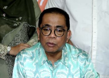 MOHAMED Khaled Nordin ditemui pada Majlis Penyampaian Sumbangan Zakat Wakalah BH Petrol di Dewan Muafakat Taman Air Biru, Johor Bahru, Johor. - UTUSAN/RAJA JAAFAR ALI