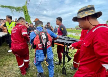 JASAD Muhammad Amsyar Muqri Masri dibawa keluar dari lokasi kejadian di Kampung Sanglang, Ayer Hitam di Jerlun, Kedah hari ini.
