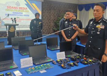 DZULKHAIRI Mukhtar menunjukkan barangan yang dirampas daripada serbuan Op Merpati di IPK Melaka di Bukit Beruang, Melaka. - UTUSAN/AMRAN ALI