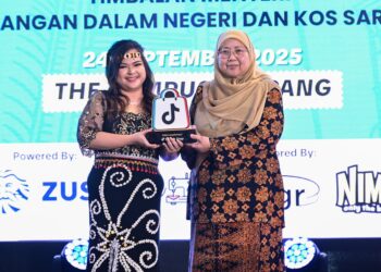 FUZIAH Salleh (kanan) bersama Nur Azre Abdul Aziz (kiri) selepas pelancaran Stimulus Package RM20 Juta untuk Memperkasa Ribuan PMKS #JomLokal