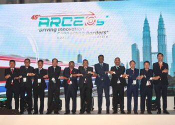 AHMAD Nizam Mohamed Amin (kiri) bersama Hasbi Habibollah (tengah); Pengerusi KTMB, Datuk Ahmad Redza Abdullah (lima kiri) dan Ketua Setiausaha Kementerian Pengangkutan, Datuk Jana Santhiran Muniayan (lima kanan) bergambar selepas perasmian Persidangan Ketua Pegawai Eksekutif Keretapi ASEAN ke-45 2025 di Hotel Renaissance Kuala Lumpur di sini, semalam. – UTUSAN/AMIR KHALID