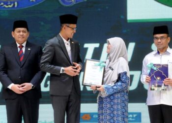 MOHD. Fared Mohd. Khalid (dua dari kiri) menyampaikan sijil halal kepada salah seorang pengusaha pada Perasmian Seminar Halal Johor :Perkongsian Negara Serantau 2025 sempena sambutan 100 tahun Majlis Agama Islam Negeri Johor di Iskandar Puteri, Johor hari ini. - UTUSAN/RAJA JAAFAR ALI