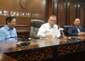 AMINUDDIN Harun pada sidang akhbar selepas mempengerusikan Mesyuarat Mingguan Exco di Wisma Negeri, Seremban hari ini.-UTUSAN/NUR SHARIEZA ISMAIL