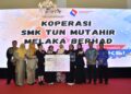 TUMINAH Kadi (lima dari kanan) menyerahkan hadiah tempat ketiga kepada pemenang pada Program Aksi Peringkat Negeri Melaka 2025 di Ayer Keroh, Melaka.