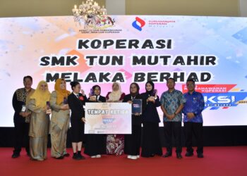 TUMINAH Kadi (lima dari kanan) menyerahkan hadiah tempat ketiga kepada pemenang pada Program Aksi Peringkat Negeri Melaka 2025 di Ayer Keroh, Melaka.