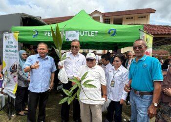 ISHAM Ishak (dua dari kiri) menyerahkan anak pokok kepada penduduk Kampung Tanah Melintang selepas merasmikan Majlis Peluncuran Program Kampung Angkat Madani Kementerian Pertanian dan Keterjaminan Makanan 2025 di SK Tanah Melintang, Kuala Pilah hari ini.-UTUSAN/NOR SHAFIQAH MOHD. GHAZALI
