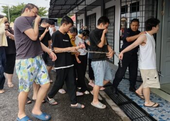 SEBAHAGIAN daripada 52 individu yang dihadapkan ke Mahkamah Majistret Port Dickson hari ini atas pertuduhan menipu tawaran judi dalam talian di empat buah premis baru-baru ini.-UTUSAN/NOR AINNA HAMZAH