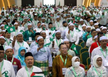 PERWAKILAN dan ahli Pemuda Pas yang menghadiri majlis perasmian Muktamar Dewan Pemuda Pas ke-66 di Kompleks Pas Kedah, Kota Sarang Semut di Alor Setar. - UTUSAN/ SHAHIR NOORDIN