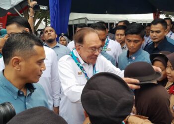 ANWAR Ibrahim beramah mesra dengan ahli pengakap yang menyertai 
 Perhimpunan Agung Pengangkap Johor Ke-27 Tahun 2025 di Arena Utama, Tanjung Leman, Mersing, hari ini.