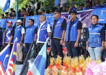 Salleh Said semasa berucap semasa Program Radu Tatap Radu (RTR) di Padang Biau, Bongawan. - GAMBAR/IHSAN FB SSK