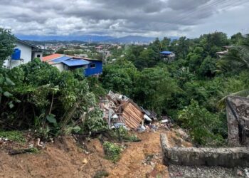 KEJADIAN tanah runtuh di Kampung Kopungit, Kota Kinabalu, Sabah yang menyebabkan dua buah rumah rosak hari ini. - IHSAN BBP KOTA KINABALU