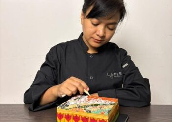 Sharifah Zainon Syed Noh menghasilkan kek lapis batik sejak 2021 kerana minat mendalamnya pada kehalusan seni kain batik.