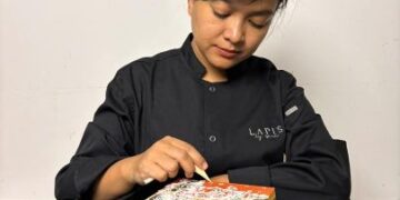 Sharifah Zainon Syed Noh menghasilkan kek lapis batik sejak 2021 kerana minat mendalamnya pada kehalusan seni kain batik.