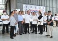 MOHD. Shafie Apdal menerima borang keahlian daripada Matbee pada majlis penyerahan borang keahlian ahli baharu Warisan di Tuaran, Sabah hari ini. - IHSAN MEDIA WARISAN