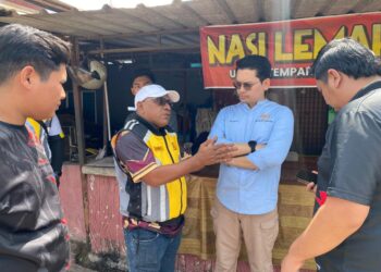 MOHAMMAD Taufiq Johari (kanan) melakukan tinjauan bagi menaik taraf tempat pembuangan sampah dan jalan di Tikam Batu, Sungai Petani, Kedah hari ini.