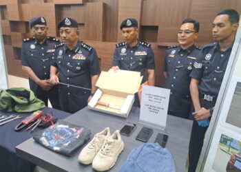 BADERULHISHAM Baharudin menunjukkan pisau digunakan suspek yang menikam mati isterinya dan rakan lelaki dalam sidang akhbar di Ibu Pejabat Polis Kontinjen Kedah di Alor Setar, Kedah.