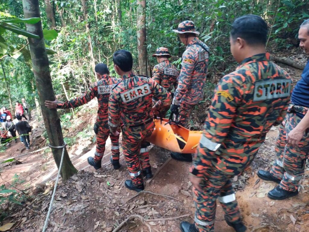 Bomba selamatkan remaja kepenatan daki Gunung Lambak 1 160925 JHR GUNUNG LAMBAK