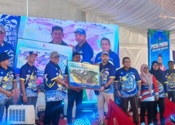 AB. Rauf Yusoh menerima cenderamata daripada Yang Dipertua Majlis Perbandaran Alor Gajah (MPAG), Datuk Saifuddin Abdul Karim pada Majlis Penutup Pesta Pantai Tanjung Bidara 2025 di Melaka.  UTUSAN/AMRAN ALI