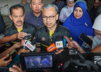 FAHMI Fadzil (tengah) ketika ditemui pemberita selepas menyampaikan bantuan Tabung Kasih@HAWANA kepada seorang pengamal media di Pulau Pinang hari ini. - UTUSAN/DANIAL SAAD
