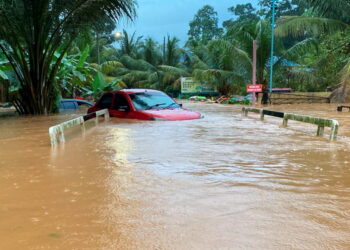 KEADAAN banjir di Kampung Simpang 4 Dalam di Tanjung Malim hari ini yang menyebabkan lebih 20 penduduk terperangkap. - UTUSAN/IHSAN JBPM PERAK