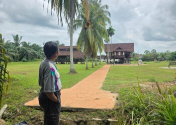 ZULKAFLI Abd. Razak hanya melihat dari jauh Rumah Datuk Maharajalela selepas dilarang menghampiri rumah tokoh pejuang itu di Kompleks Sejarah Pasir Salak, Perak.