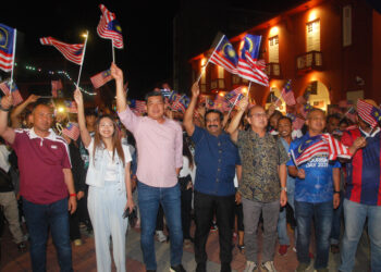 ABDUL Razak Abdul Rahman mengibarkan Jalur Gemilang pada Sambutan Ambang Hari Malaysia 2025 Peringkat Negeri di pekarangan Bangunan Stadthuys, Banda Hilir, Melaka malam tadi. - UTUSAN/AMRAN MULUP