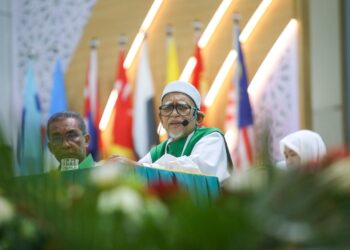 ABDUL Hadi Awang menyampaikan ucapan penangguhan Muktamar Tahunan Pas Ke-71 di Kompleks Pas Kedah, Alor Setar, Kedah. - UTUSAN/SHAHIR NOORDIN