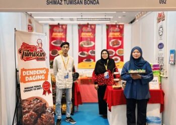 HASIMAH Hassan (tengah) di reruai pameran Shimaz Tumisan Bonda di Malaysia Halal Food Expo (MHF) 2025.