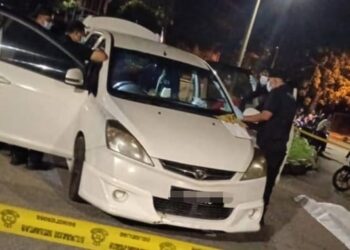 POLIS melakukan pemeriksaan pada Proton Exora dinaiki dua beranak di Jalan Solok Hilir, Paya Rumput, Melaka.