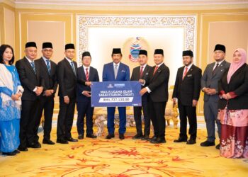 Musa Aman dan Ewon Benedick (tiga kiri) menyaksikan penyerahan zakat keuntungan Bank Rakyat oleh Ketua Pegawai Eksekutif Bank Rakyat, Ahmad Shahril Mohd Shariff (dua kiri) kepada MUIS diwakili Pembantu Menteri Kepada Ketua Menteri (Hal Ehwal Agama), Datuk Ruslan Muharam di Kota Kinabalu, hari ini. - UTUSAN/HARDY JOE