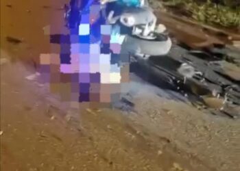 KEADAAN mangsa yang maut apabila motosikal yang ditunggangi terbabas di Jalan Huntly, Kampung Sungai Batu, Pantai Remis semalam.