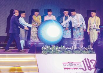 ANWAR Ibrahim, Ahmad Zahid Hamidi, Tengku Zafrul Tengku Abdul Aziz dan Mohd. Na’im Mokhtar pada majlis perasmian Sidang Kemuncak Halal Global (GHaS) 2025 di Pusat Pameran dan Perdagangan Antarabangsa Kuala Lumpur, semalam. – UTUSAN/ISKANDAR ISHAK